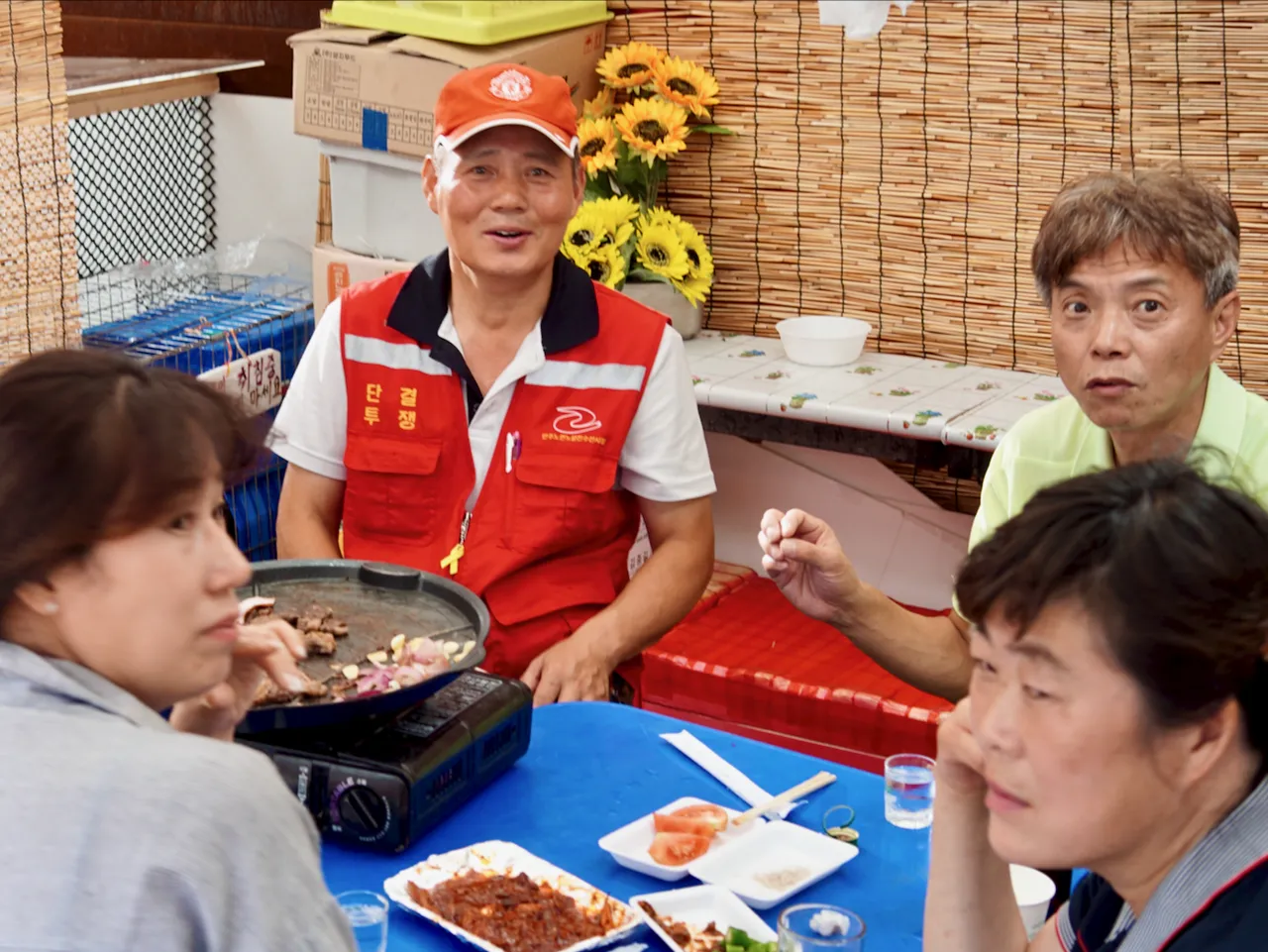 거리 시위 중인 사람들