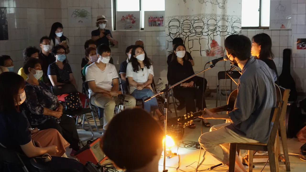 무대 위에서 공연하는 예술가