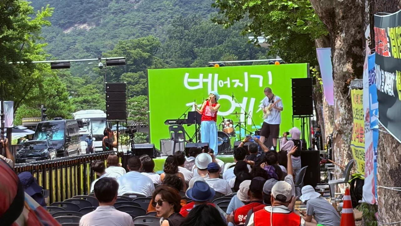 청와대 사랑채 앞 도로에 세워진 「베어지기 전에, 풍천리」 무대와 객석을 가득 메운 참가자들