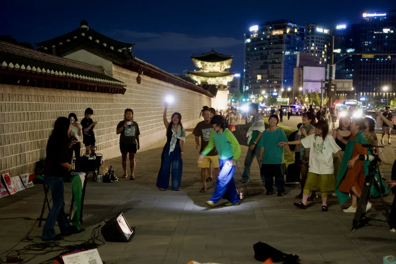 경복궁 돌담 앞 서십자각터에서 열린 Keep Singing for Palestine 거리집회 전경
