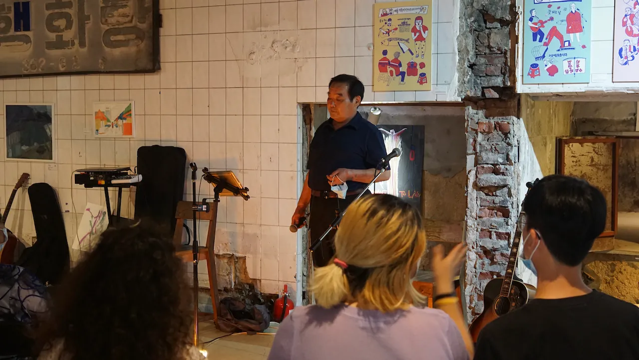 깃발을 들고 행진하는 모습