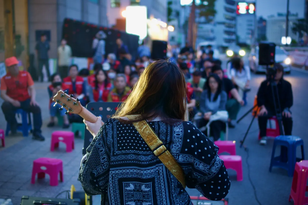 예술해방전선 회원들이 연대 현장에서 함께 피켓을 들고 있는 모습